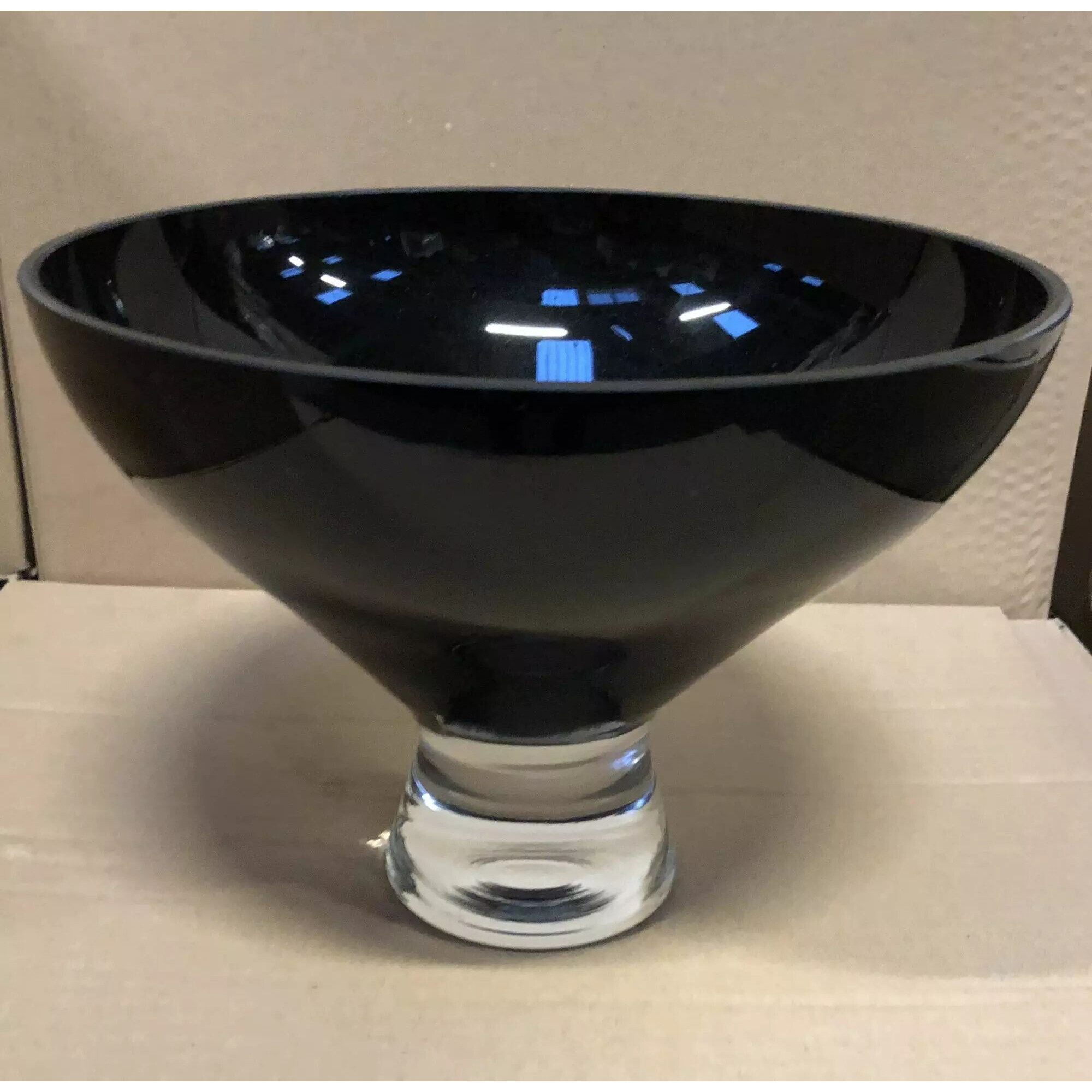 Coupe en verre noir sur pied diamètre 21,5 cm pour compositions florales professionnelles