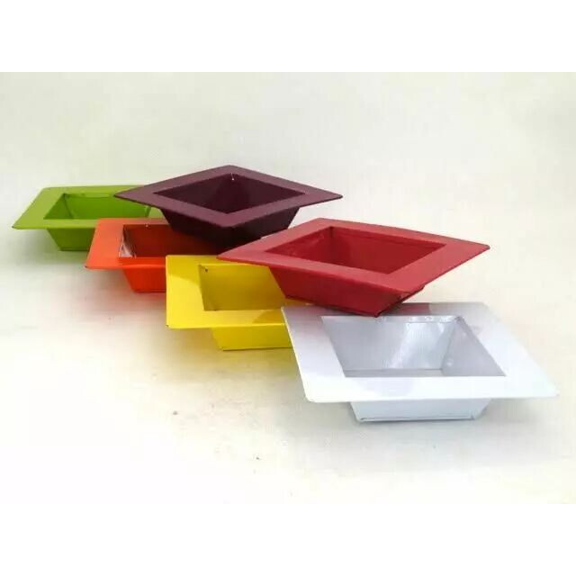 Jardinière carrée en zinc couleurs printanières pour compositions florales et décoration florale professionnelle