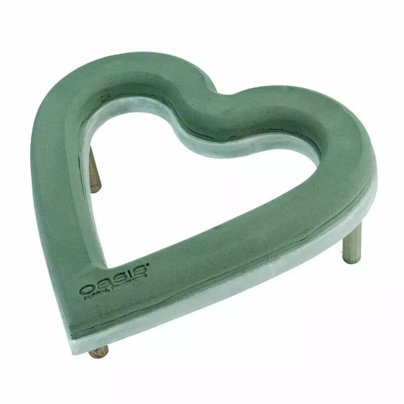 Mousse florale en forme de coeur ouvert pour compositions funéraires et arrangements de deuil en fleurs fraîches