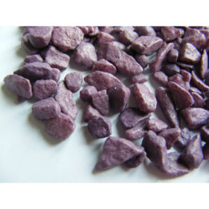 Pépites décoratives aubergine 6 à 9mm en seau de 5 litres pour compositions florales et verreries transparentes