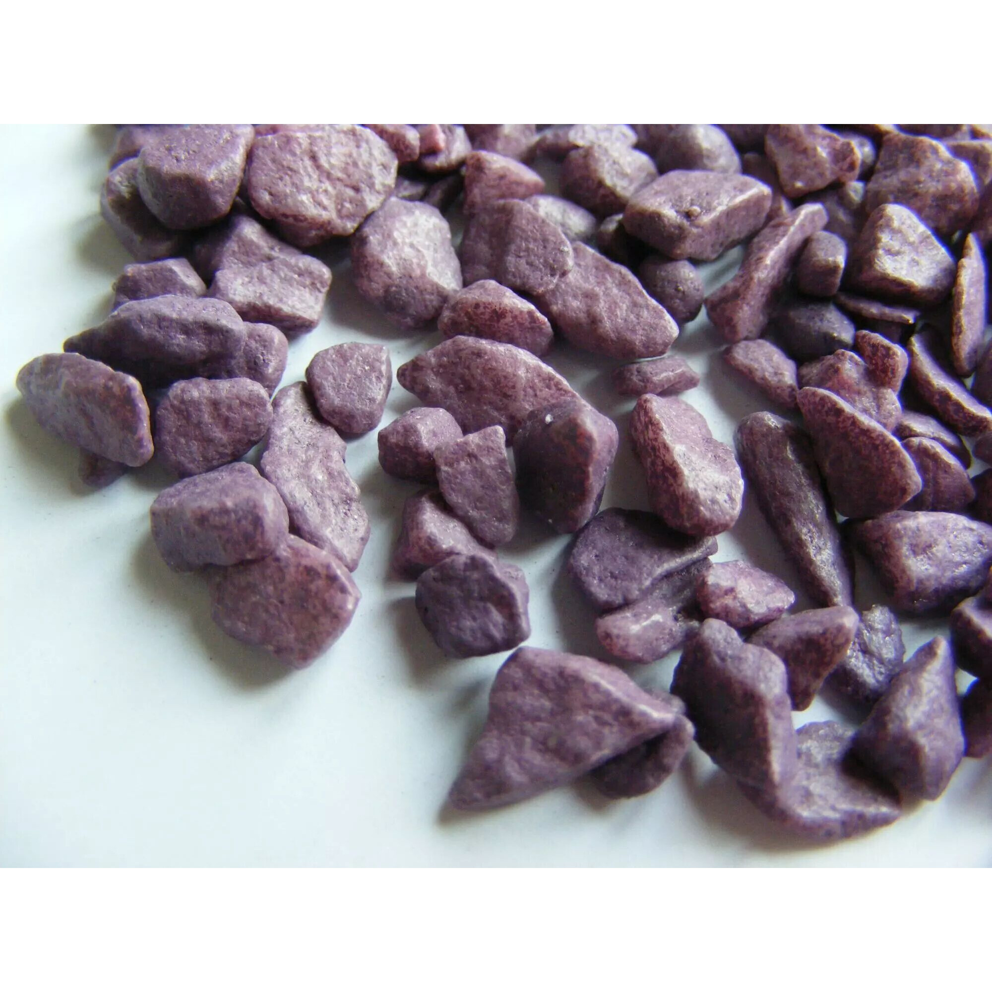 Pépites décoratives aubergine 6 à 9mm en seau de 5 litres pour compositions florales et verreries transparentes