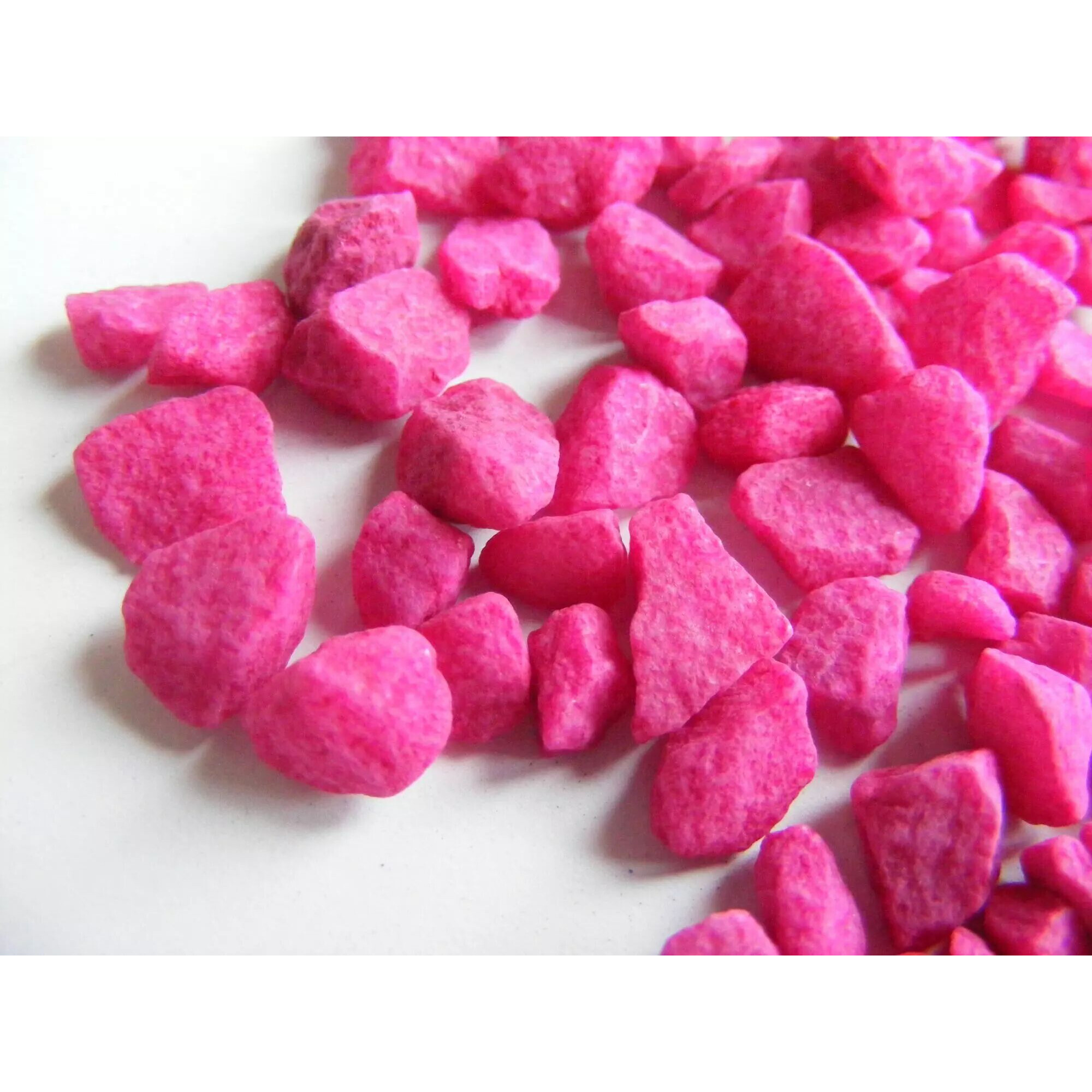 Pépites décoratives fushia 6 à 9mm en seau de 5 litres pour décoration florale et verrerie transparente