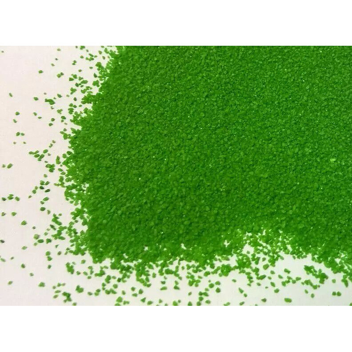 Sable décoratif vert granulométrie fine pour compositions florales et décoration de vases