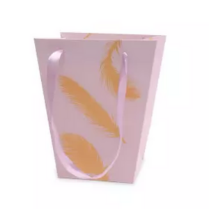 Sac carton lilas Golden Feathers avec anses satin pour fleuriste, dimensions 17x13 H20 cm