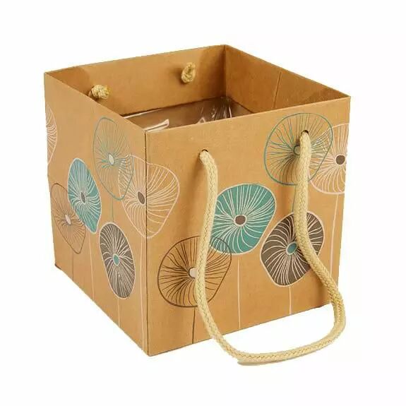Sac kraft vert avec anses en corde pour emballage floral et présentation bouquets fleuriste