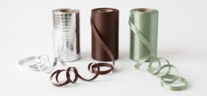 Bobines de bolduc fleuriste argent, chocolat et vert sauge avec rubans frisés