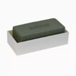 Brique de mousse florale verte dans une base rectangulaire en plastique crème pour centre de table de fleuriste