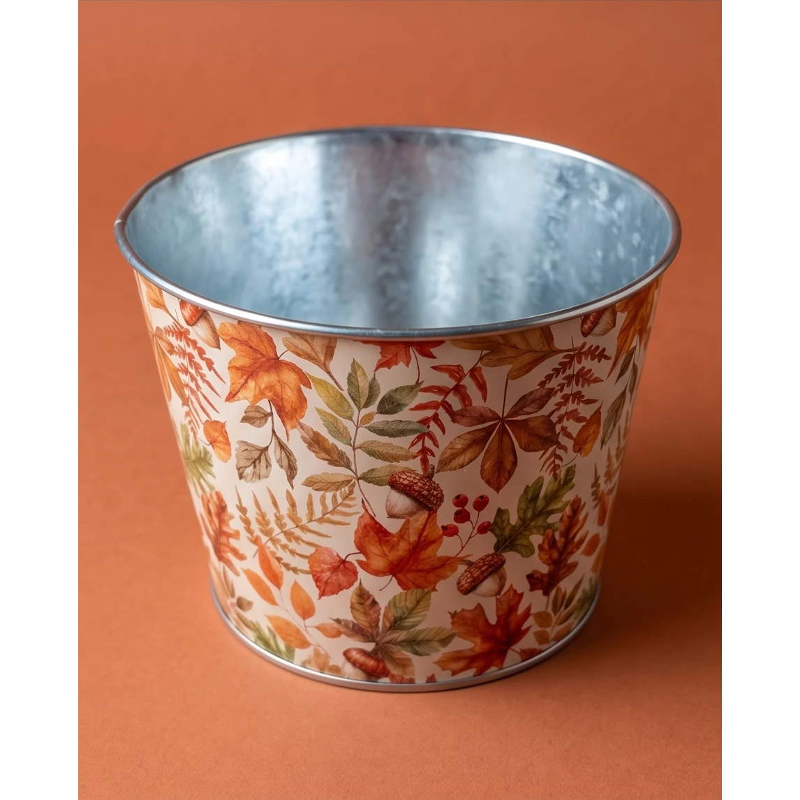 Coupe ronde en zinc imprimée de feuilles d'automne, glands et baies pour compositions florales de Toussaint