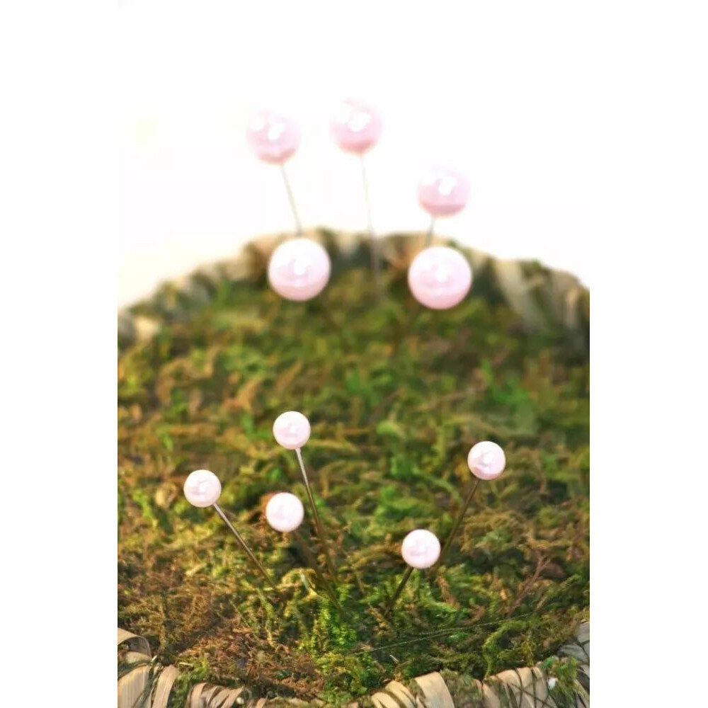 Épingles à tête perle nacrée rose pâle piquées dans de la mousse, accessoire de fleuriste pour bouquets de mariée