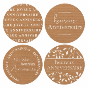 Étiquettes de vœux rondes anniversaire texte blanc sur fond kraft pour bouquets de fleuriste