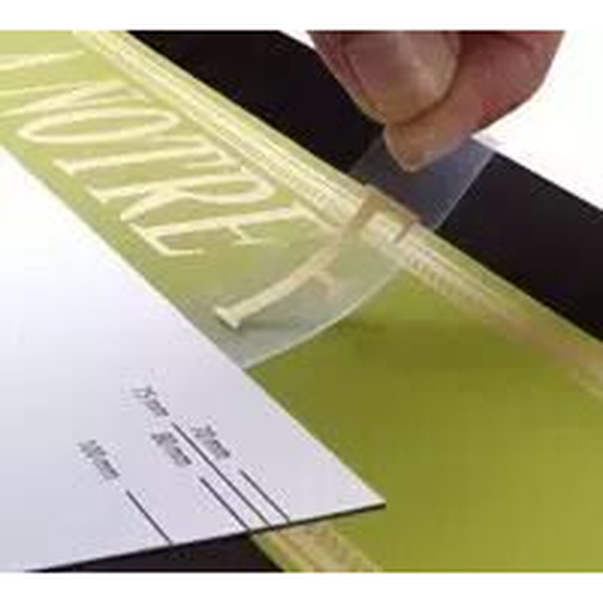 Guide d'alignement magnétique bleu posé sur un ruban de deuil vert avec lettres dorées à reporter, vue 2