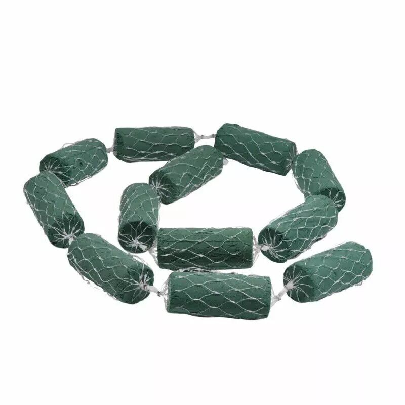 Guirlande de cylindres de mousse florale verte sous filet pour décors fleuris de mariage et chemins de table