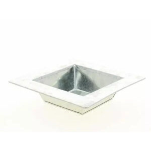 Jardinière carrée basse en zinc naturel à large rebord pour petite composition florale de fleuriste