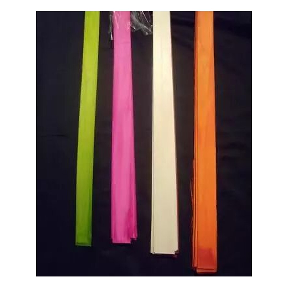 Lanières de bois plates colorées de 110 cm de long pour décor de compositions florales en atelier