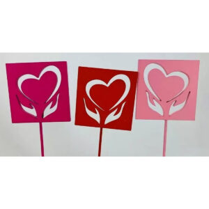 Pics en bois carrés ajourés d'un cœur entre deux mains en fuchsia, rouge et rose pour bouquets de fleuriste