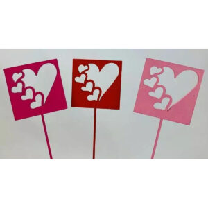 Pics en bois carrés ajourés de cœurs en fuchsia, rouge et rose pour bouquets de Saint-Valentin de fleuriste