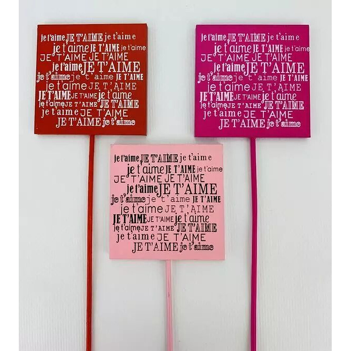 Pics en bois carrés couverts de je t'aime en rouge, fuchsia et rose pour bouquets de Saint-Valentin