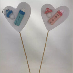 Pics en bois cœur blanc avec tétine et biberon bleus et roses pour bouquets de naissance de fleuriste