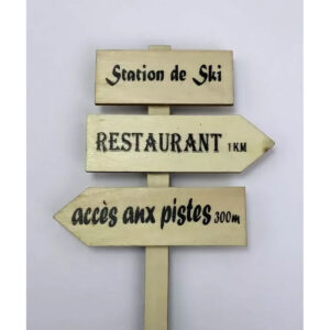 Pic en bois en forme de panneau indicateur Station de Ski pour décor floral de Noël sur le thème montagne