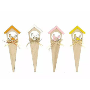 Pics en bois en forme de nichoir à toit coloré avec poule découpée et raphia pour décor de Pâques de fleuriste