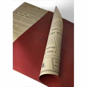 Feuilles de polypropylène imprimées façon journal avec revers bordeaux pour emballage de bouquets