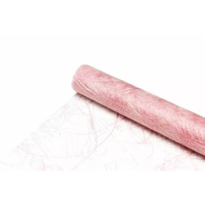 Rouleau de fibre ajourée rose pâle déroulé pour collerettes de bouquets et décors de mariage