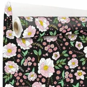 Rouleau de kraft blanc imprimé de fleurs roses et blanches sur fond noir pour bouquets de fleuriste