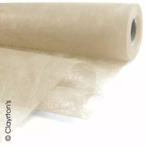 Rouleau de voile de fibre décorative beige déroulé pour habillage de bouquets et compositions florales