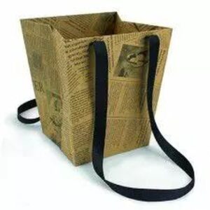 Sac en carton trapèze imprimé journal sur fond kraft à anses ruban noires pour plante à offrir