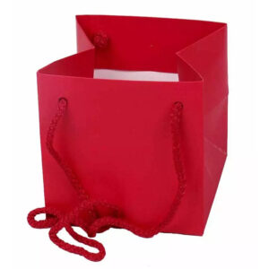 Sac cube en kraft rouge à cordelière tressée assortie pour composition basse de fleuriste