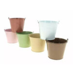 Petits seaux en zinc à anse en coloris pastel assortis pour décoration de table de mariage
