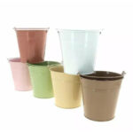 Seaux ronds en zinc laqué à anse en coloris pastel assortis pour plantes à offrir de fleuriste