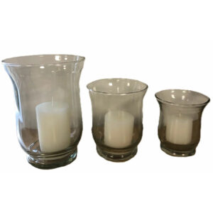 Trois vases photophores en verre de tailles graduées avec bougies blanches pour décoration de table événementielle