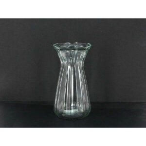 Vase en verre transparent cannelé à col resserré pour petites bottes de fleurs chez le fleuriste
